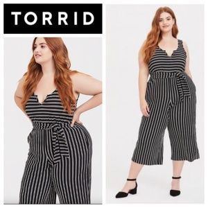 Torrid 1X 16 18 Jumpsuit Black White Stripe Culotte Belted Stretch Slvlss